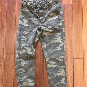 Camouflage Army pants, elastic waistband Women’s size 4 Long cropped with zipper